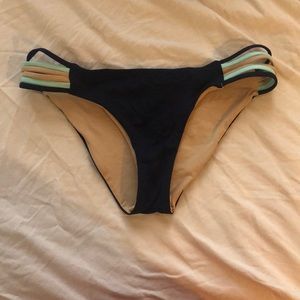 Reversible bikini bottoms